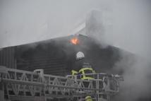 Sivas'ta 2 katlı evin çatısında yangın