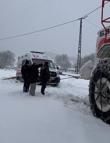 Tokat’ta karda yolda kalan ambulansı ekipler kurtardı
