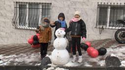 İstanbul - Kar yağışının ardından Esenler beyaza büründü; çocuklar kartopu oynadı, kardan adam yaptı