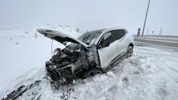 Kayseri'de otomobil refüje çarptı: 3 yaralı