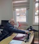 Belediye başkanı, odasına giren kargayı besledi