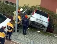 İstanbul - Avcılar'da binanın boşluğuna düşen otomobilin sürücüsü yaralandı