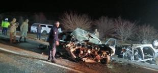 Mardin'de otomobil ile hafif ticari aracın çarpıştığı kazada 3 ölü, 2 yaralı (2)