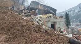 Artvin’de heyelan; ev ve ahır yıkıldı