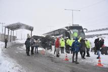 Yolcu otobüsü kontrol noktasındaki kulübeye çarptı; 4 polis hafif yaralı