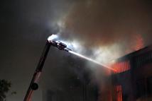 Adana'da parke ve panel üretilen fabrikada yangın