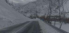 Hakkari’de Van ve Çukurca kara yollarında 3 ayrı noktaya çığ düştü