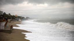 'Sarı kod'la uyarılan Antalya'da tarım alanları su altında kaldı; kanala düşen çocuk öldü (2)