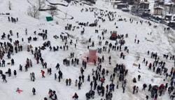 Ayder'de kar festivali kayakla başladı; kardan çay bardağı görücüye çıktı