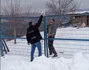 Yolu kardan kapanan mezradaki hastanın ilaçları kepçeyle ulaştırıldı