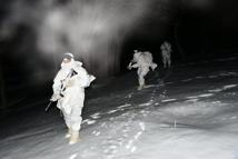 Mehmetçiğin karlı arazide gece eğitimi