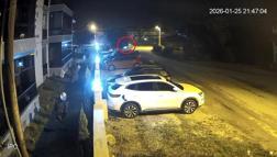 Bursa’da zeytin ağacına çarpan otomobilin sürücüsü yaralandı; kaza anı kamerada