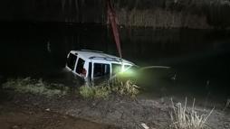 Park halindeki hafif ticari araç, Porsuk Çayı’na düştü