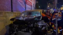 İstanbul - Ümraniye'de hafif ticari araç ile otomobil çarpıştı: 3 yaralı