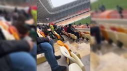 Polis, üşüyen çocuğa çorabını çıkarıp verdi; o anlar kamerada