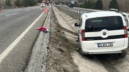 Kütahya’da hafif ticari araç refüjdeki su tahliye kanalına düştü; 2’si çocuk 3 yaralı