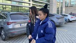 Arkadaşlarını elektrik süpürgesinin demiriyle dövüp, telefonunu gaspeden 2 kadına gözaltı