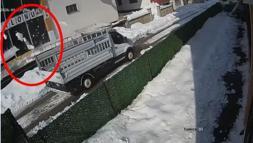 Çatıdan düşen kar kütlesi iş yerinin tabelasını devirdi