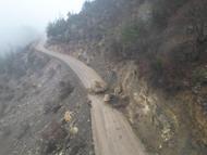 Yola düşen kaya, ulaşımın durmasına neden oldu