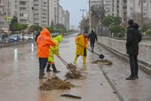 Mersin'de kuvvetli yağış sonrası temizlik çalışması
