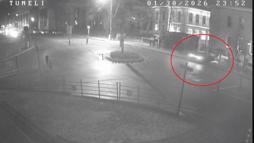 Otomobil tünel çıkışı Valilik binasının duvarına çarptı