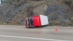 Kontrolden çıkan kamyonet devrildi