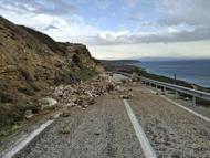 Bozcaada'da sağanak sonrası heyelan meydana geldi