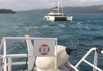 Marmaris'te makine arızası nedeniyle sürüklenen tekne kurtarıldı