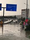 Kuşadası'nda sağanak; yollar göle döndü, araçlar suya gömüldü