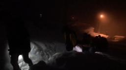 Kardan kapalı yol açıldı, hasta çocuk hastaneye ulaştırıldı