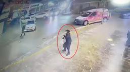 Çatıdan düşen buz kütlesinin altında kalmaktan son anda kurtuldu