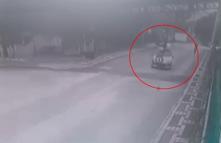 Otomobille çarpışan elektrikli bisiklet sürücüsünün yaralandığı kaza kamerada