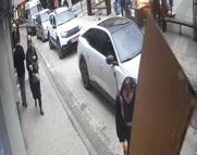 Reklam tabelası şiddetli rüzgarda temizlik işçisinin başına düştü; o anlar kamerada