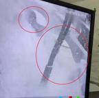 Çatıdan kopan kar kütlesi otomobillerin üzerine düştü: O anlar kamerada