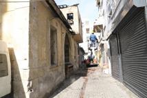 Yangında zarar gören tarihi mersin evinin çatısı temizlendi