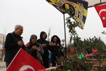 Fenerbahçe bayrakları asılan mezarlıkta ağabeyini andı; enkazdan boynunda takımının atkısıyla çıktı