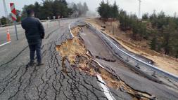 Mersin'de sağanak sonrası yol çöktü