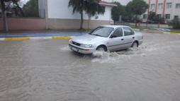 Burhaniye'de sağanak nedeniyle yollar göle döndü, tarım arazilerini su bastı