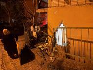 Kamyonetin çarptığı evin duvarından kopan tuğlaların altında kalıp yaralandı