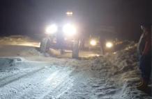 Tipi nedeniyle yolda mahsur kalan 30 kişi kurtarıldı; okullara 1 gün ara verildi