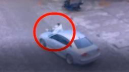 Otomobilin kaputunda yolcu taşıyan sürücüye ceza; o anlar kamerada