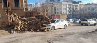 Tarihi evin duvarı park halindeki otomobilin üzerine devrildi