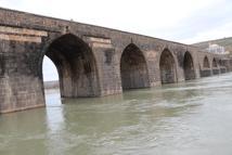 Barajlardan kontrollü tahliye sonrası Dicle Nehri’nin su seviyesi yükseldi