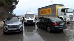 İstanbul - Maltepe’de otomobil park halindeki araca çarptı: 3 yaralı; bebeğini kucağından bırakmadı