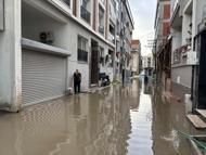 İzmir'de sağanak nedeniyle yollar göle döndü (2)