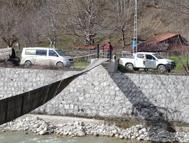 Üzerinde bulundukları asma köprü, kuvvetli rüzgar nedeniyle ters döndü: 2 yaralı