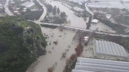 Sağanak sonrası mahsur kalan 2 kişi ekipler tarafından kurtarıldı / Ek fotoğraflar