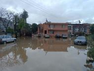İzmir'de sağanak; yollar su doldu, esnaf mağdur oldu (2)