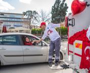 Kuşadası'nda çöp kamyonu sevgi dağıttı