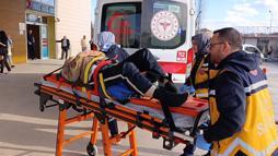 Tamir etmek istediği traktörün altında kalarak ağır yaralandı